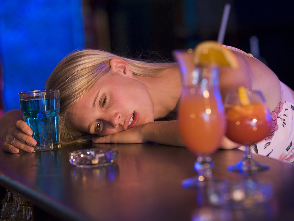 Пьяная женщина рвет на себе чулки фото